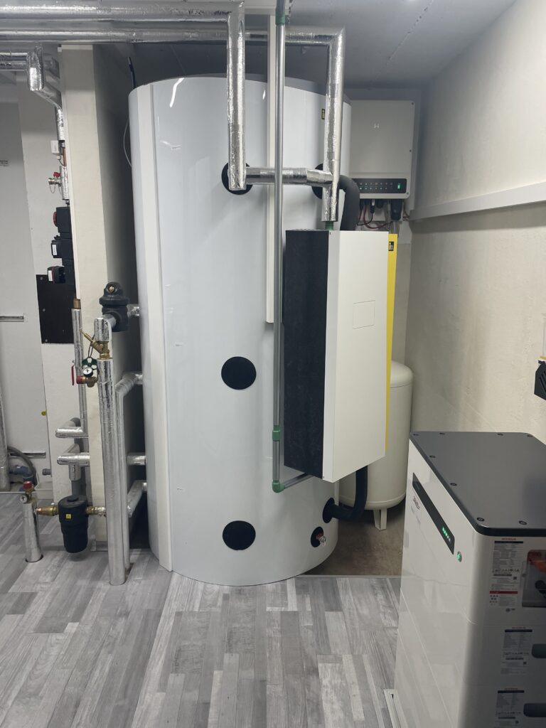 Wärmepumpe IDM mit Pufferspeicher und Frischwassertauscher, SOLARier Winklern, Obervellach, Photovoltaikanlage, Heizungsumstellung, Stromspeicher,