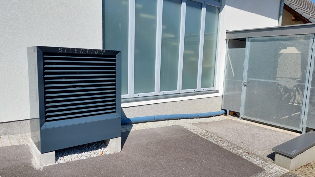 KNV Split_Luftwärmepumpe 7,6 kW mit Außenverdampfer, Spezial Greenwater Wasserspeicher, PV-Anlage, Unterweitersdorf, SOLARier, erneuerbare Energie, Sonnenstrom,