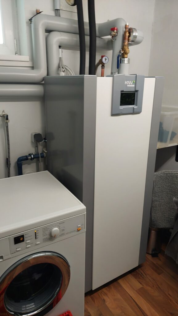 KNV Split_Luftwärmepumpe 7,6 kW mit Außenverdampfer, Spezial Greenwater Wasserspeicher, PV-Anlage, Unterweitersdorf, SOLARier, erneuerbare Energie, Sonnenstrom,