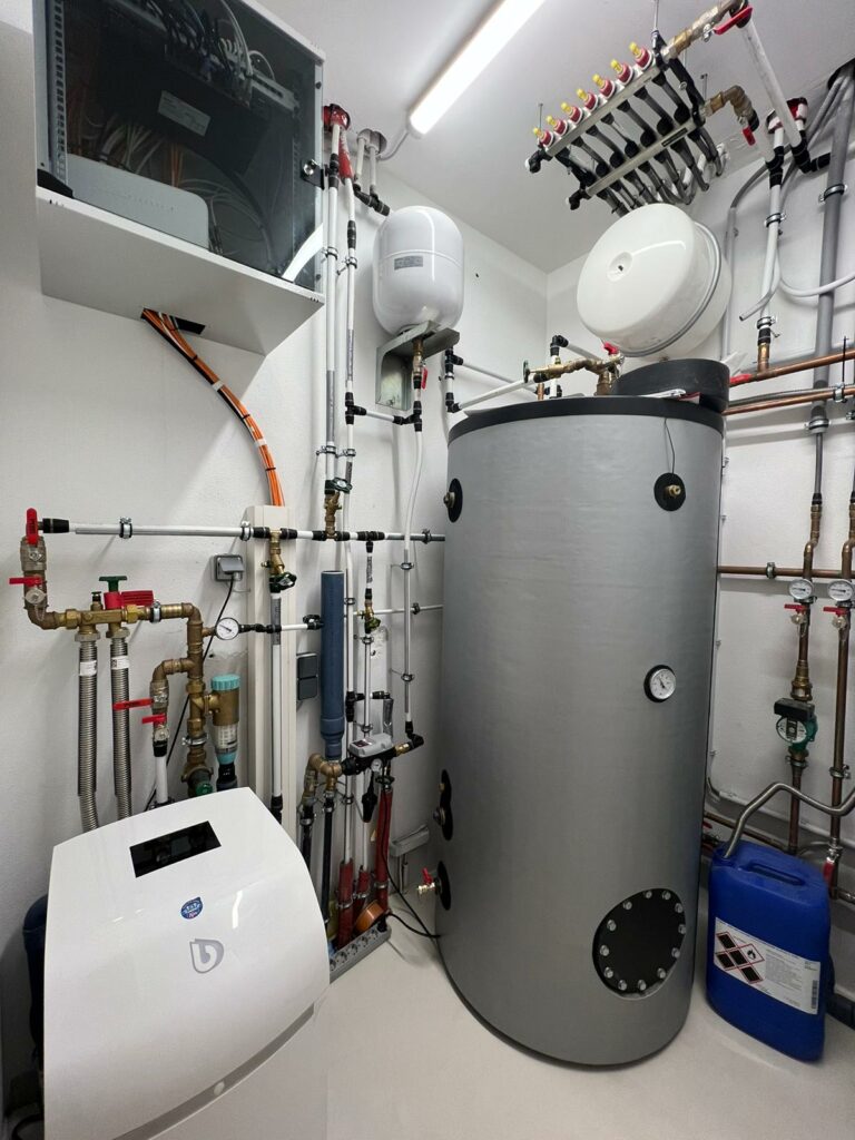 KNV Wärmepumpe, Tiefenbohrung, SOLARier, Pregarten, gesamte Hausinstallation, Fußbodeheizung, Stromspeicher, Solax Wechselrichter, BWT Entkalkungsgerät, Deckenkühlung, Haustechnik SOLARier