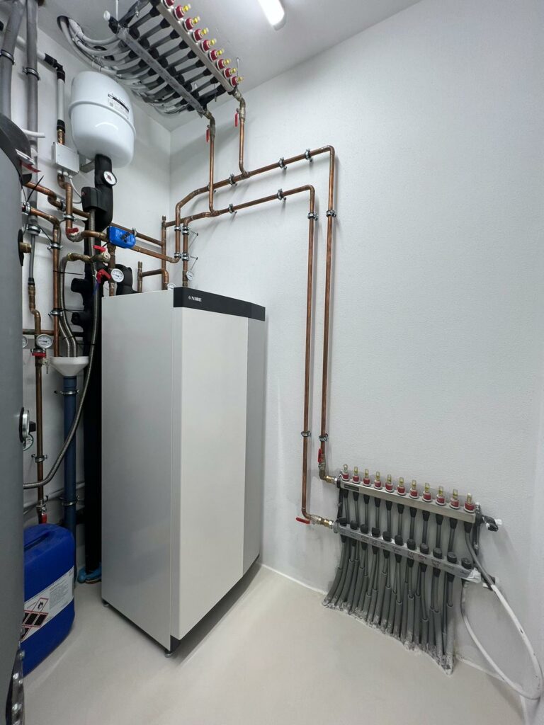 KNV Wärmepumpe, Tiefenbohrung, SOLARier, Pregarten, gesamte Hausinstallation, Fußbodeheizung, Stromspeicher, Solax Wechselrichter, BWT Entkalkungsgerät, Deckenkühlung, Haustechnik SOLARier