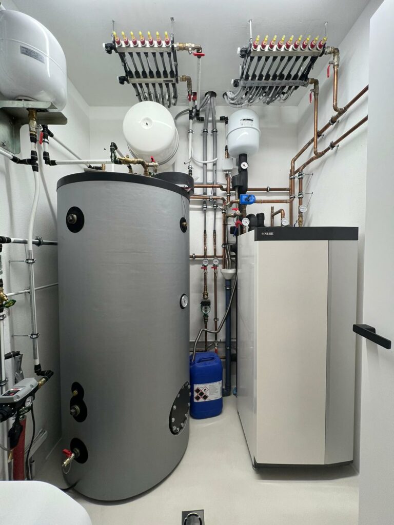 KNV Wärmepumpe, Tiefenbohrung, SOLARier, Pregarten, gesamte Hausinstallation, Fußbodeheizung, Stromspeicher, Solax Wechselrichter, BWT Entkalkungsgerät, Deckenkühlung, Haustechnik SOLARier
