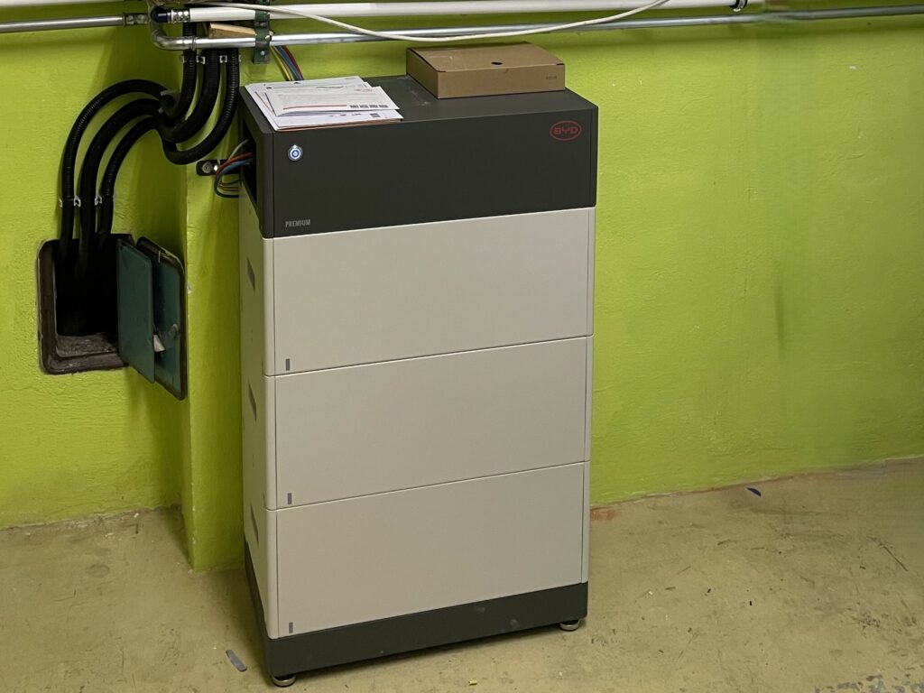 Photovoltaikanlage, Prefa Dach, Erneuerbare Energie, SOLARier, die Heizungsstromundwassertechniker, Engerwitzdorf, BYD Speicher, Wechselrichter Goodwe