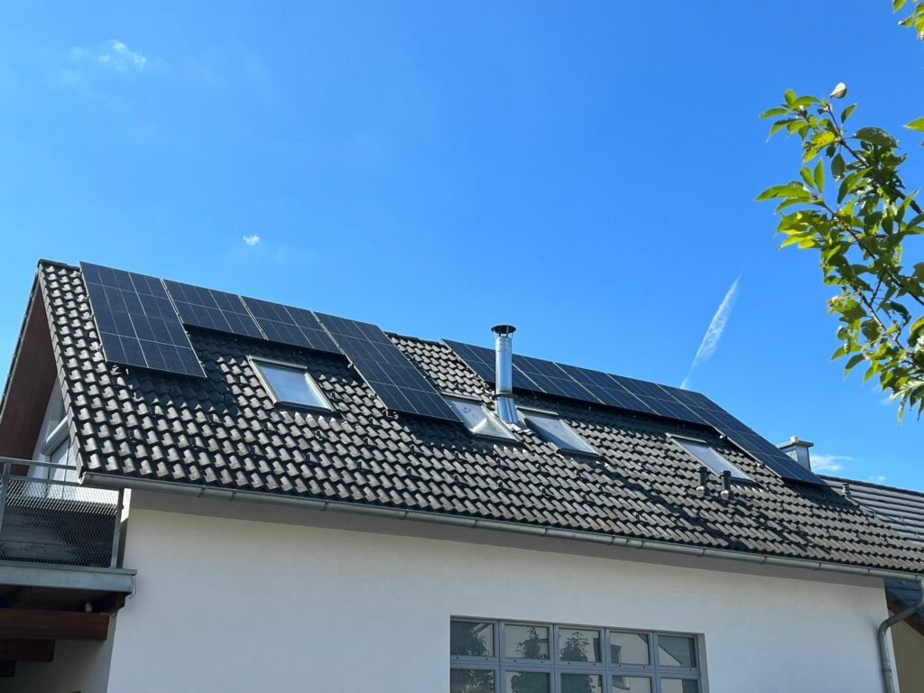 KNV Split_Luftwärmepumpe 7,6 kW mit Außenverdampfer, Spezial Greenwater Wasserspeicher, PV-Anlage, Unterweitersdorf, SOLARier, erneuerbare Energie, Sonnenstrom,