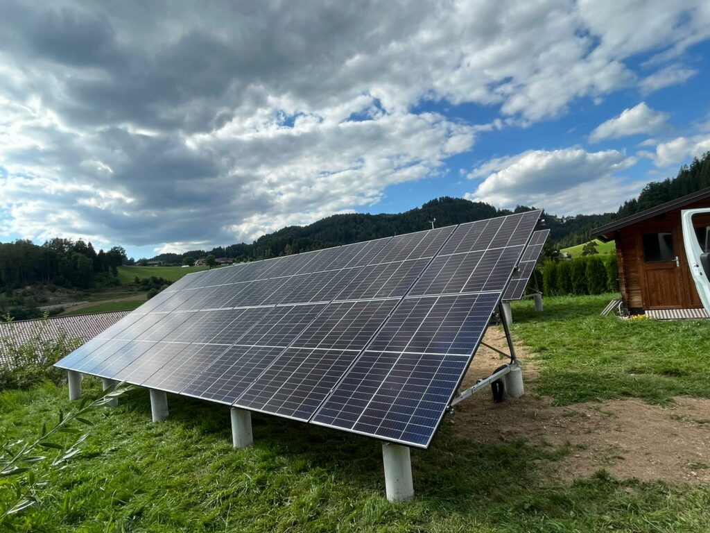 Photovoltaik, Bodenmontage, Sonnenstrom, Trina PV-Modul, SOLARier, die Heizungsstromundwassertechnicker, Montage, Neoom Stromspeicher,