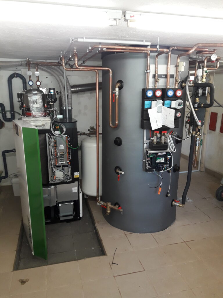 Ökofen Pellematic Condens mit Brennwerttechnik, Ökofen Stirlingmodul, Okofen Gewebetank 8 t, Pufferspeicher 1000 l, Frischwassertauscher, SOLARier, die Heizungsstromundwassertechniker,